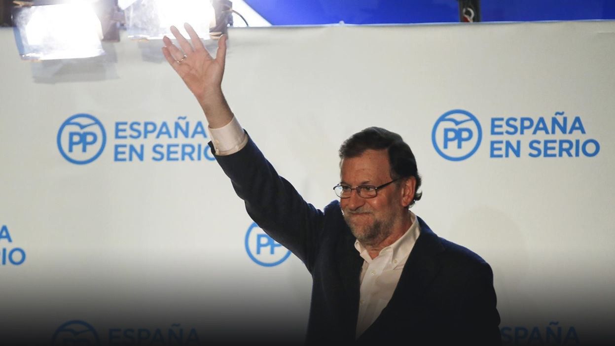 Rajoy cambia el plasma por el balcón y no da la cara ante la prensa