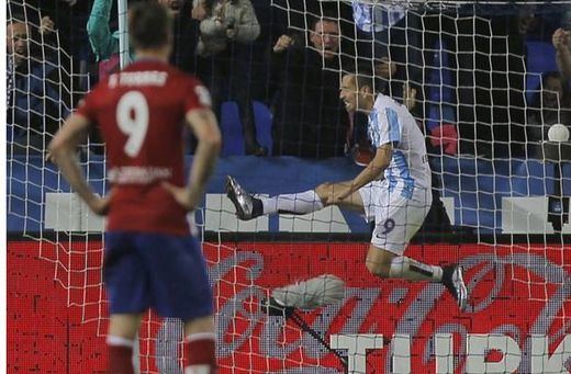 El Atlético se ahoga en Málaga: un gol de Charles le deja sin liderato
