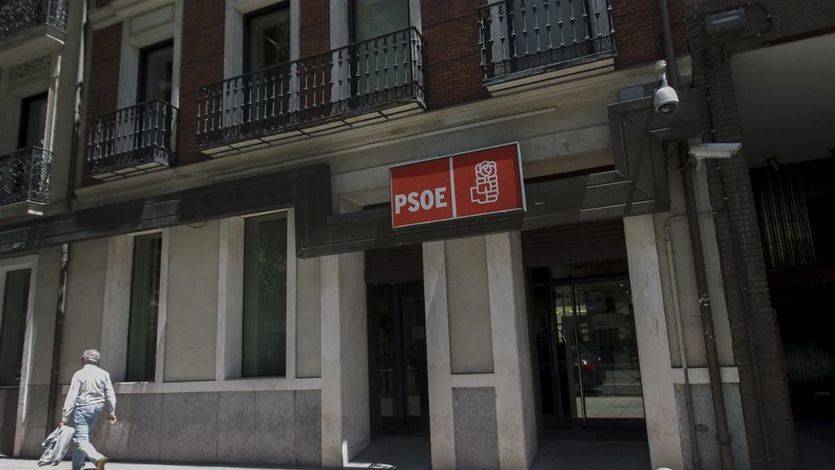 Miembros de ultraderecha atacaron la sede del PSOE con botes de humo y pancartas