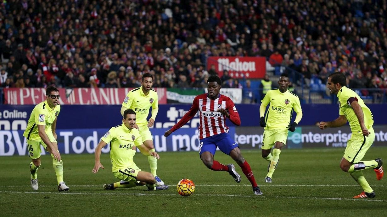 Nuevo año, nuevo líder: el Atlético sufre pero estoquea al Levante y aprovecha el tropiezo del Barça (1-0)