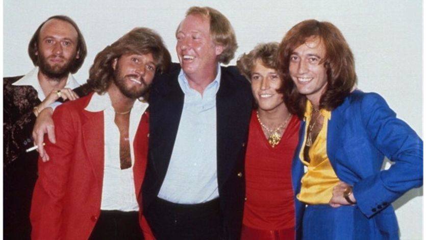 En el centro, Robert Stigwood junto a los integrantes de los Bee Gees