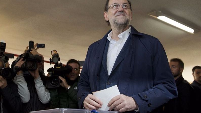 Mariano Rajoy ejerce su derecho al voto, esta mañana, en Aravaca (Madrid).