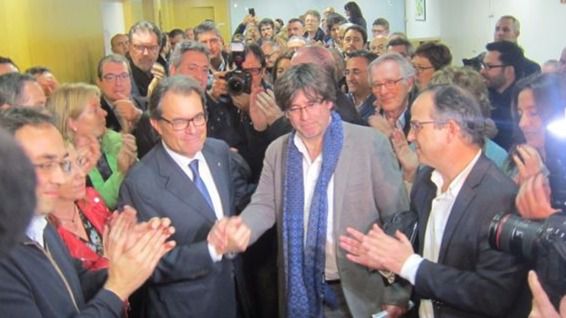 Artur Mas y Carles Puigdemont a su llegada a la sede de CDC.
