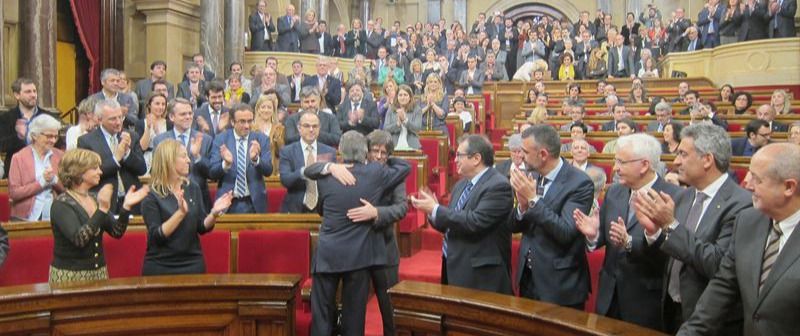 Mas y Puigdemont se abrazan al comienzo del Pleno de Investidura.