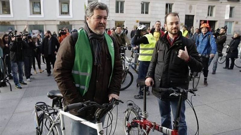 Varios diputados ecologistas y de izquierdas llegan al Congreso en bicicleta