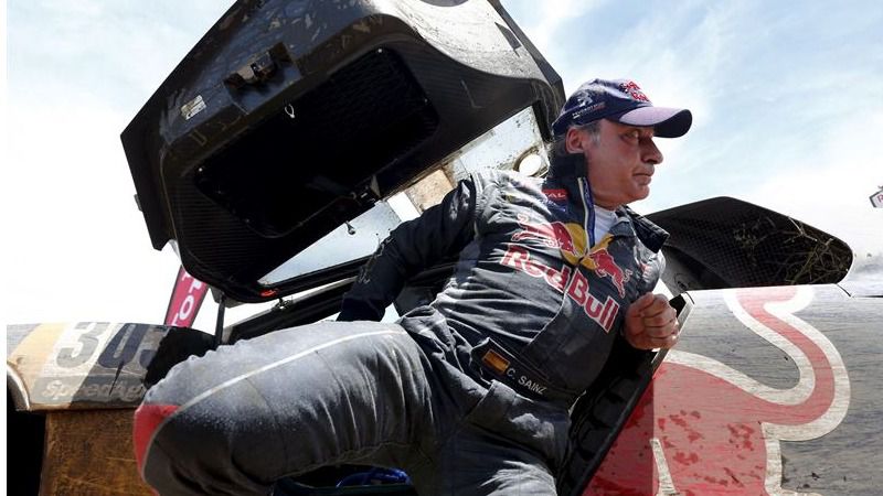 La maldición persigue a Carlos Sainz en el Dakar: una avería le obiga a abandonar cuando iba líder