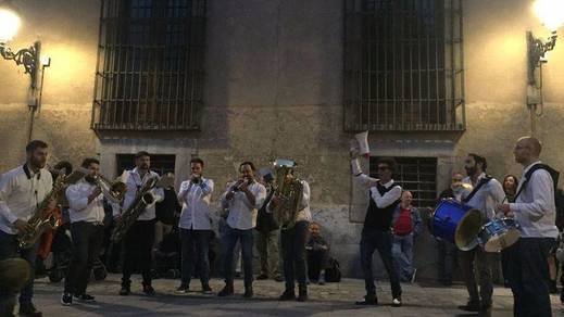 Apertura de JazzMadrid 2017 con pasacalles de la Nola Brass Band en la Plaza de las Comendadoras (Foto: @marta_merelles )
