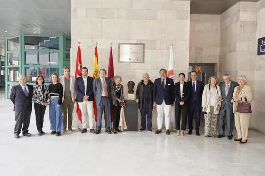 A la derecha, Angel Asensio, presidente de la Cámara de Comercio, Industria y Servicios de Madrid; Soledad Borrego, secretaria general de IFEMA MADRID, y Juan Arrizabalaga, director general de IFEMA MADRID, junto con hijos, hermanos y familiares de Adrián Piera