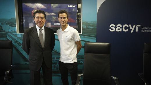 El presidente de Sacyr, Manuel Manrique, ha presentado la renovación del patrocinio con el tres veces campeón del mundo de triatlón, Mario Mola. (Foto: Kike Rincón)
