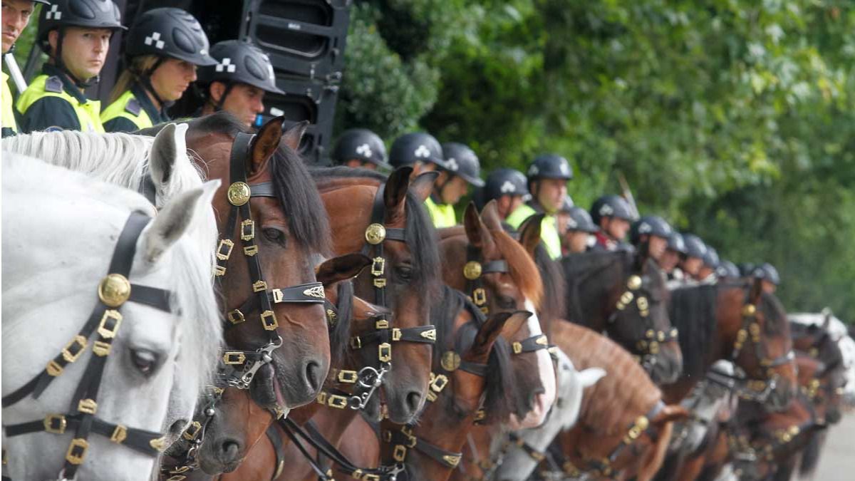 El nuevo Madrid de las derechas recupera el himno de España, la bandera y el desfile de la Policía