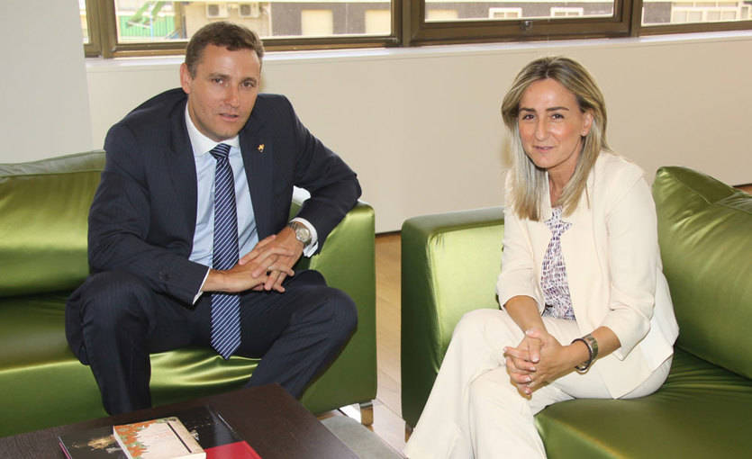 Caja Rural de Castilla-La Mancha se reúne con la alcaldesa de Toledo