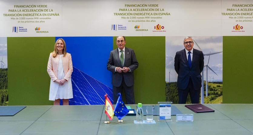 De izquierda a derecha, Emma Navarro, vicepresidenta del BEI; Ignacio Galán, presidente de Iberdrola, y el presidente del ICO, José Carlos García de Quevedo