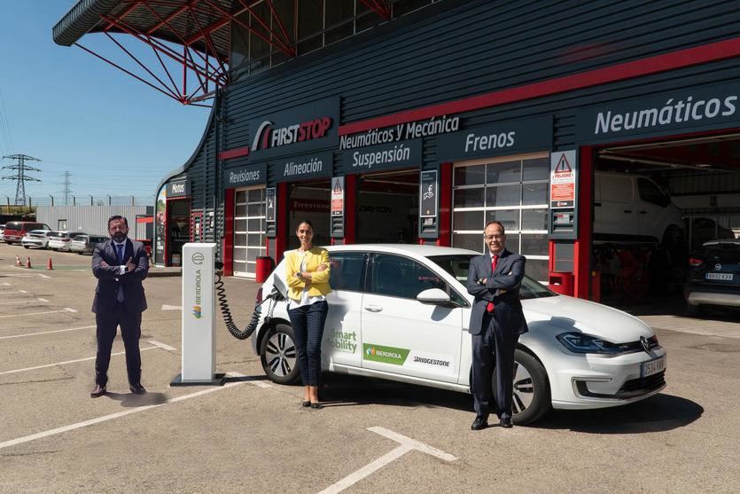 Jonathan López, director general de First Stop SWR, Raquel Blanco, directora global de Smart Mobility de Iberdrola, y  José Manuel Ledo, director de aceleración de movilidad Bridgestone SWR