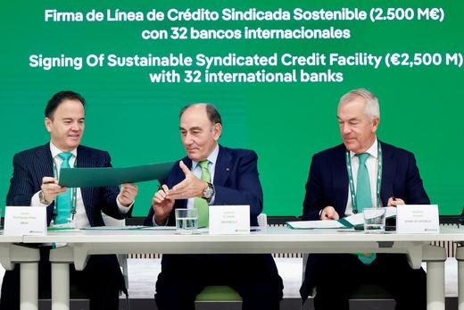 Ignacio Sánchez Galán, presidente de Iberdrola, firma el acuerdo de línea de crédito