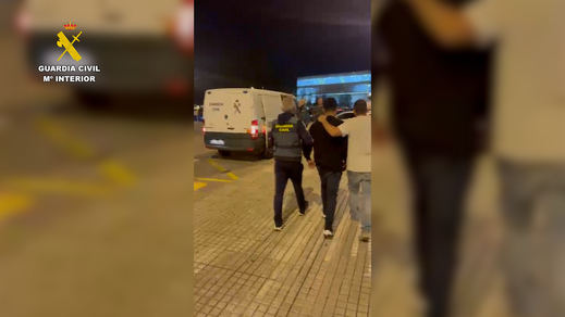 Uno de los detenidos, en su momento del arresto