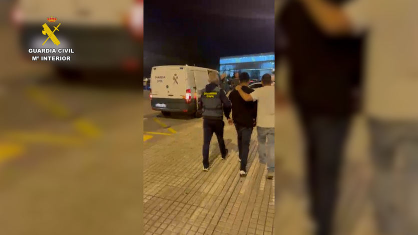 Uno de los detenidos, en su momento del arresto