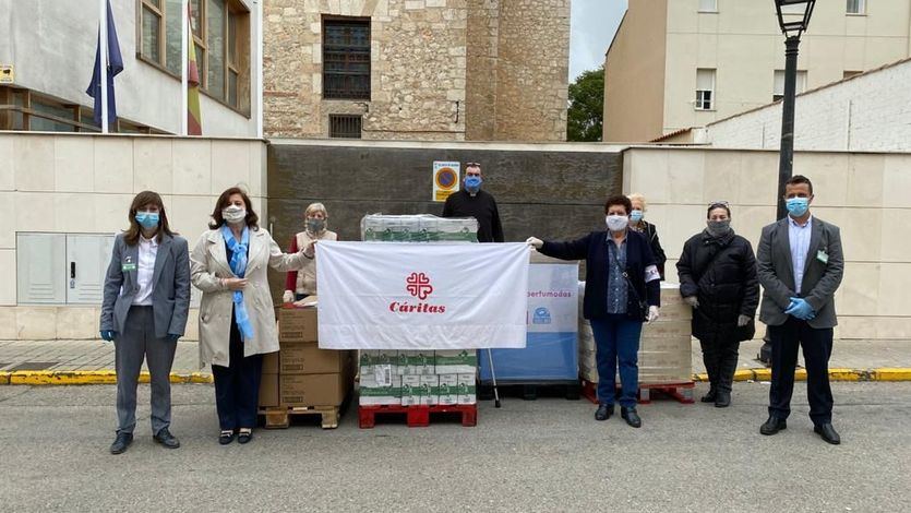 Responsables de Cáritas Villarejo de Salvanés y Mercadona durante la entrega
