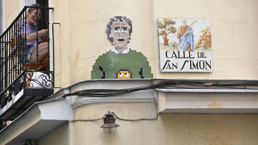 Fernando Simón se convierte en un icono pop en la calle San Simón de Madrid