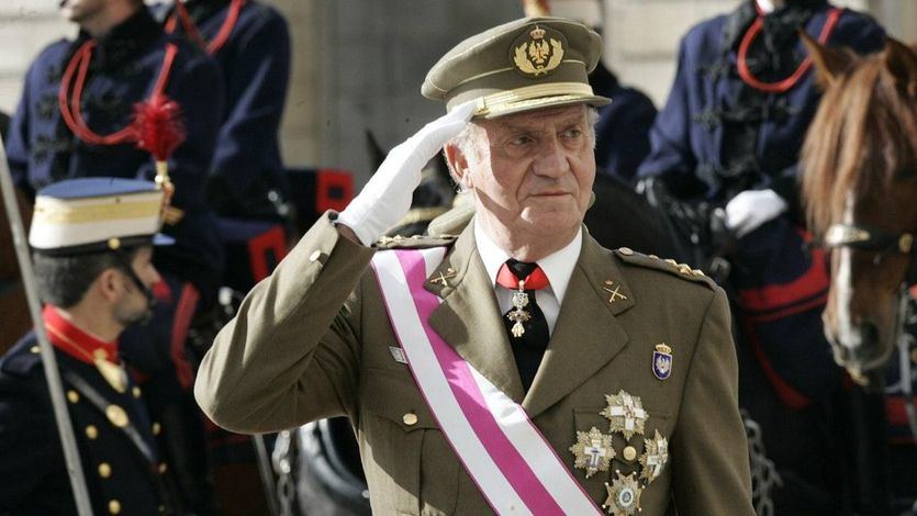 Juan Carlos I en el desfile militar por el Día de las Fuerzas Armadas. 