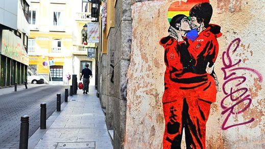 El beso de las dos protagonistas de La Casa de Papel en la calle Gravina
