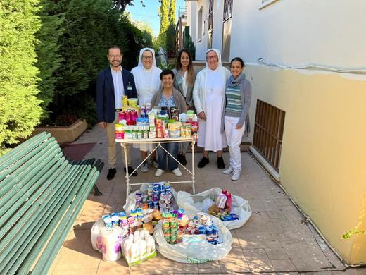 Primera entrega de alimentos a la Casa Santa Teresa por parte de Mercadona