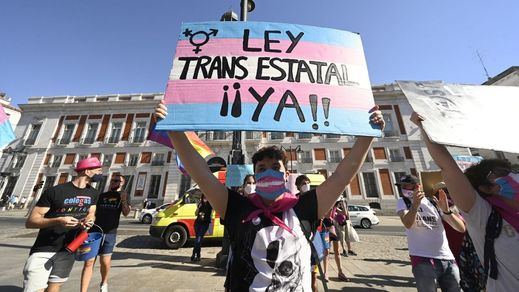 La 'Ley Trans' divide a colectivos LGTB+ y feministas: 