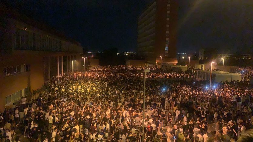 Miles de jóvenes se dan cita en un macrobotellón en Ciudad Universitaria de Madrid
