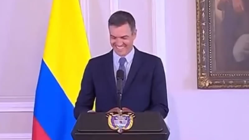Pedro Sánchez se ríe tras ser presentado como 'presidente de la República'