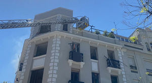 Fuerte explosión por un posible escape de gas en un edificio del barrio de Salamanca en Madrid