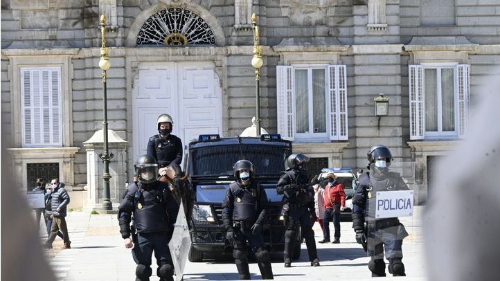 Policía Nacional en el Palacio Real. (Foto: Chema Barroso)
