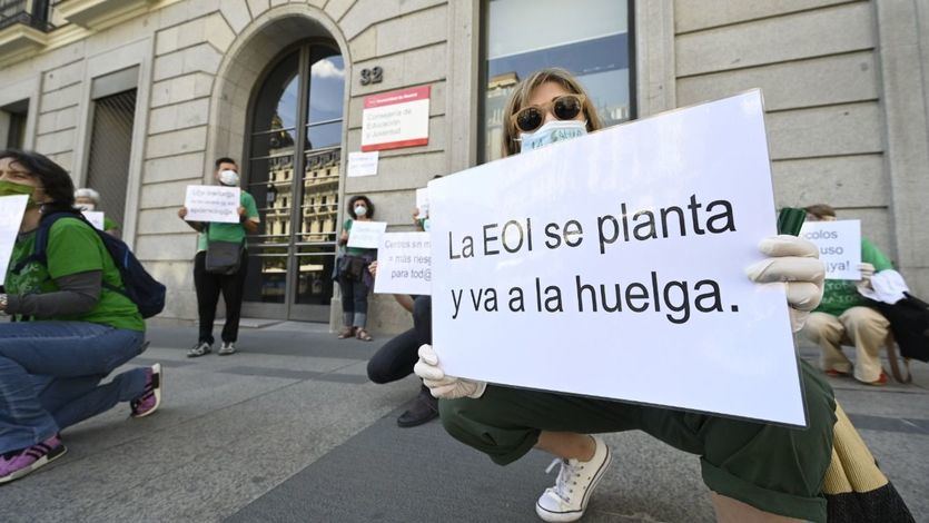 Protesta del personal de las Escuelas de Idiomas en la Consejería de Educación (Foto: Chema Barroso)