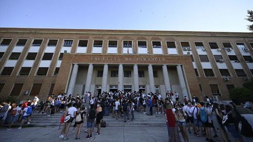 Estudiantes universitarios en la entrada a la facultad de Farmacia de la Universidad Complutense. (Foto: Chema Barroso)
