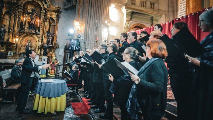 El coro en un momento de la actuación. (Foto: Mila Checarelli)
