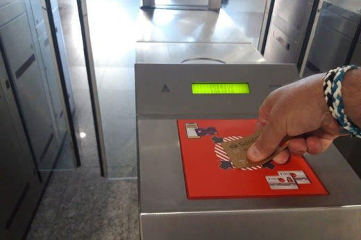 Renfe pone en marcha en Cercanías Madrid el sistema 'Cronos': pago directo en tornos con tarjeta