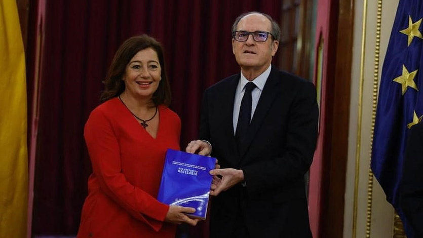 Francina Armengol y Ángel Gabilondo, posando con el informe