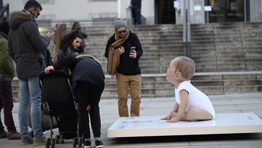 Bebe instalado ante el Reina Sofía para defender la lactancia materna (Foto: Chema Barroso)
