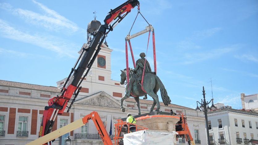 Desmontaje de la estatua de Carlos III de su pedestal para su próxima reubicación en la Puerta del Sol. (Foto: Chema Barroso)
