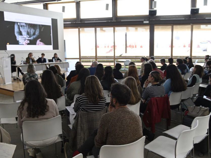 Tercera mesa de debate: ‘Prevenir el suicidio’. José Luis Ayuso Mateos, jefe de Servicio Psiquiatría del Hospital de La Princesa; María Luisa Palomino, jefa del Departamento de Coordinación de la Secretaría General de Prevención y Promoción de la Salud del Ayuntamiento de Madrid; y Antonia Jiménez González, secretaria general de la Asociación de Investigación, Prevención e Intervención del Suicido y Familiares y Allegados en Duelo por Suicidio (RED AIPIS FAeDS). La mesa será moderada por Mercedes Navío Acosta, coordinadora de la Oficina de Salud Mental y Adicciones de la Comunidad de Madrid.