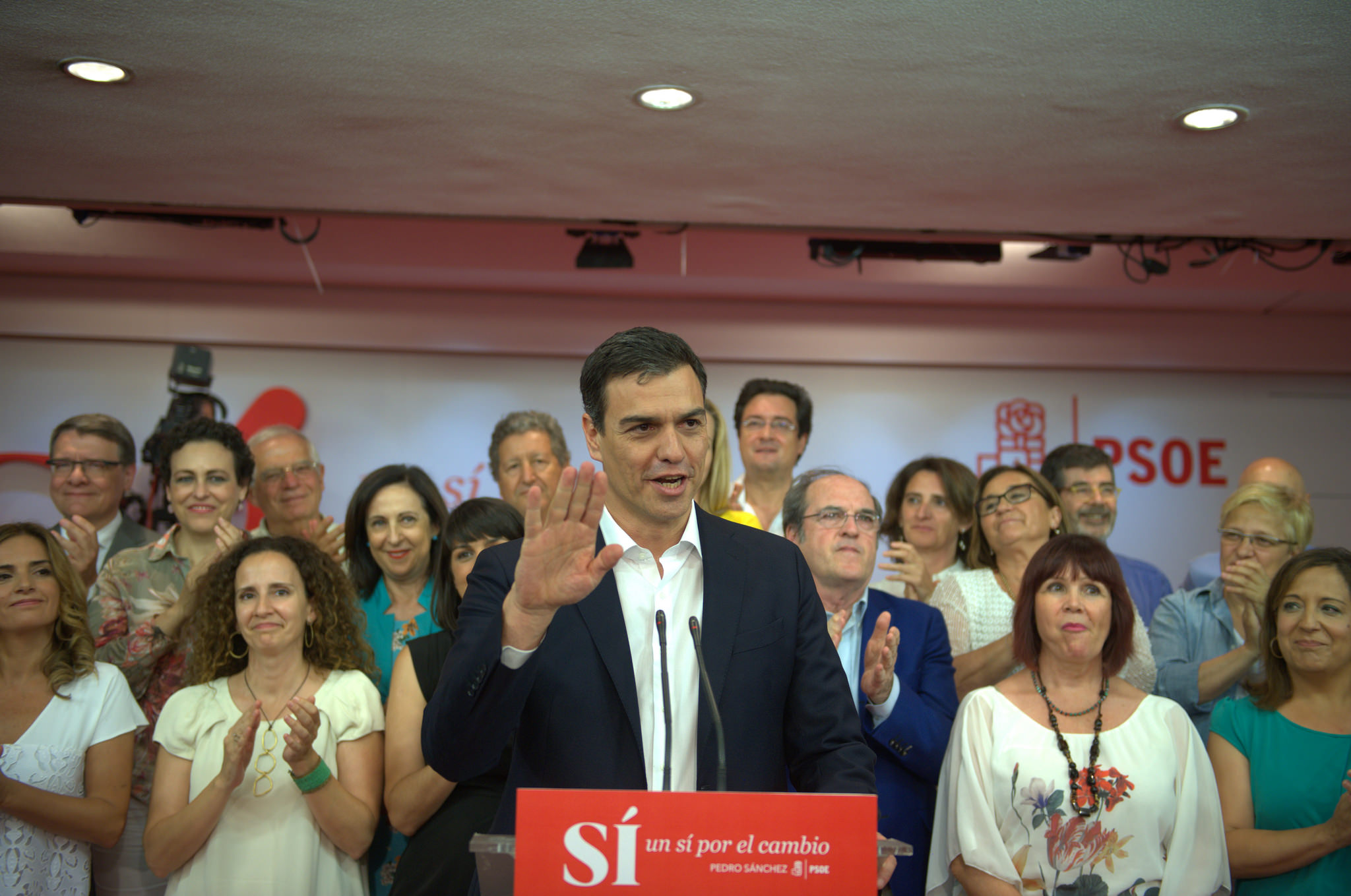 &gt;&gt; Sánchez salva los muebles pero deja al PSOE a 52 escaños del PP tras perder otros 5