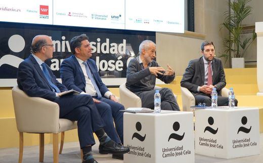 De izquierda a derecha, José María Ortiz, rector de la Universidad de Villanueva; Fidel Rodríguez, viceconsejero de Universidades, Ciencia e Innovación de la Comunidad de Madrid; José Manuel Torralba, catedrático Universidad Carlos III (UC3M) y director de IMDEA Materiales; y Ricardo Rejas, vicerrector de Calidad y Evaluación de la Universidad Camilo José Cela (UCJC). 