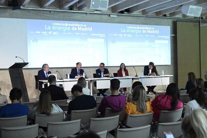 Fernando Arlandis, Mariano González, Sergio Cabellos, Ana Benavent y Olivier Malet participan en una de las mesas de la Jornada de Energía de Madridiario (Foto: Chema Barroso)
