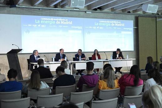 Fernando Arlandis, Mariano González, Sergio Cabellos, Ana Benavent y Olivier Malet participan en una de las mesas de la Jornada de Energía de Madridiario (Foto: Chema Barroso)
