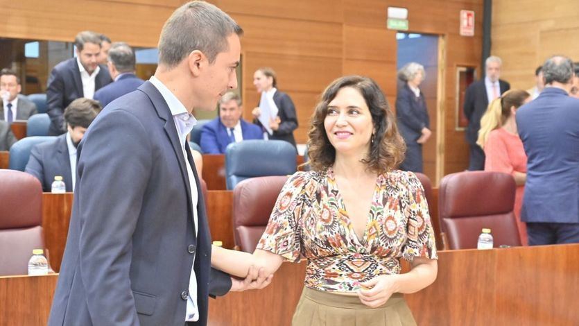 Juan Lobato junto a Isabel Díaz Ayuso en el Pleno de la Asamblea de Madrid 
