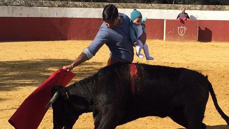 Francisco Rivera torea con su hija Carmen de 5 meses