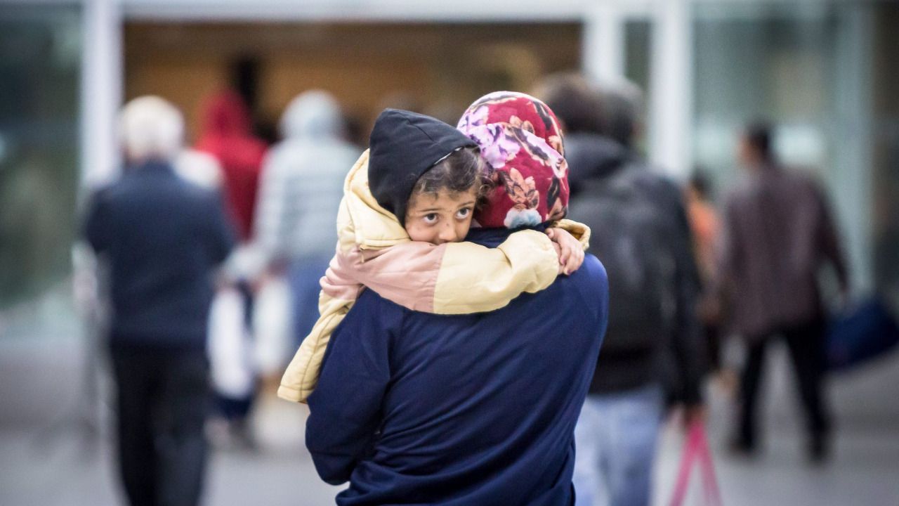 Dinamarca requisa dinero y bienes a los refugiados por lo que le cuesta al Estado las ayudas