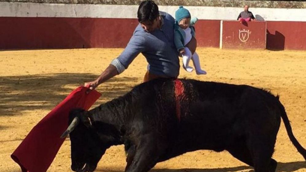 La polémica toma tinte oficial: el Defensor del Menor abre expediente a Fran Rivera por torear con su hija en brazos