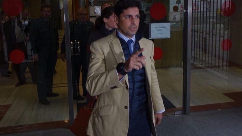 La Fiscalía 'indulta' a Fran Rivera por torear con su hija de 5 meses, pese a que observó "riesgo"