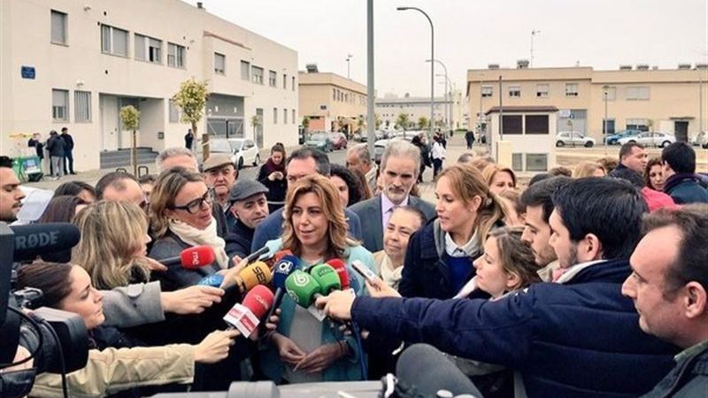 Susana Díaz, hoy, rodeada de periodistas.