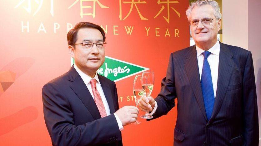 Embajador de China, el excelentísimo señor Lyu Fan y el consejero de El Corte Inglés, Juan Hermoso