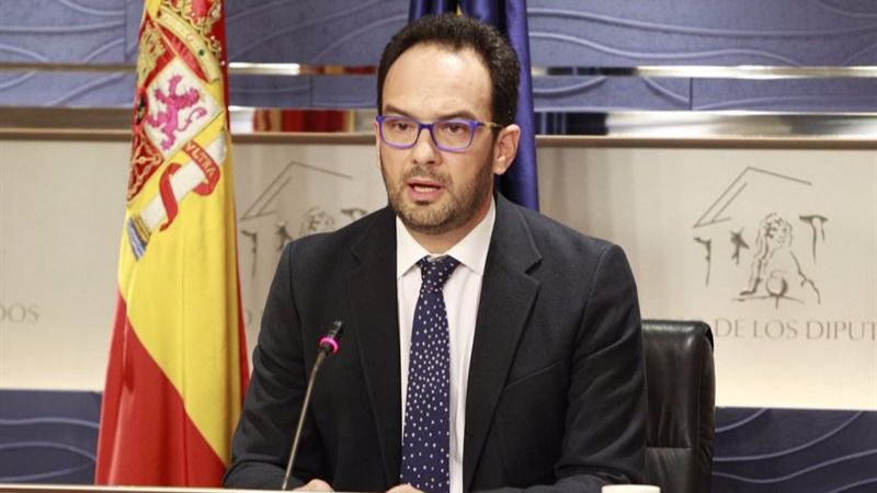 Antonio Hernando, portavoz del equipo negociados del PSOE, esta tarde en el Congreso tras una nueva ronda negociadora.